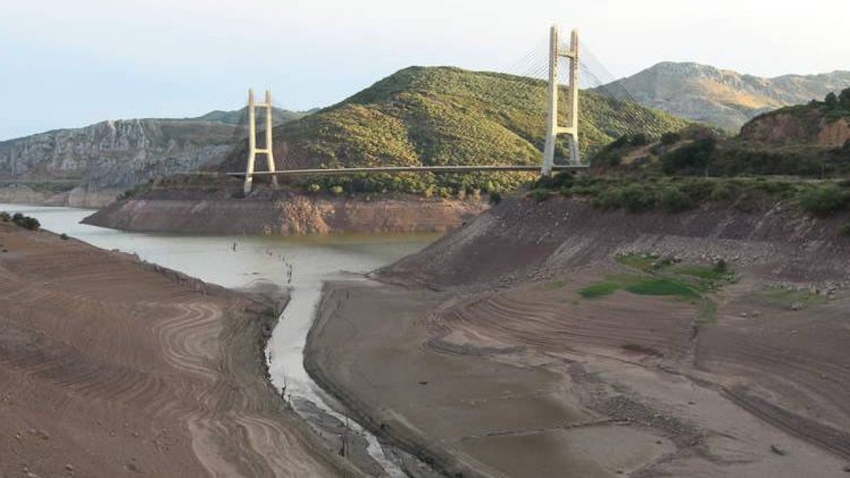 Aspecto que presentaba el pantano de Los Barrios de Luna a finales de agosto.