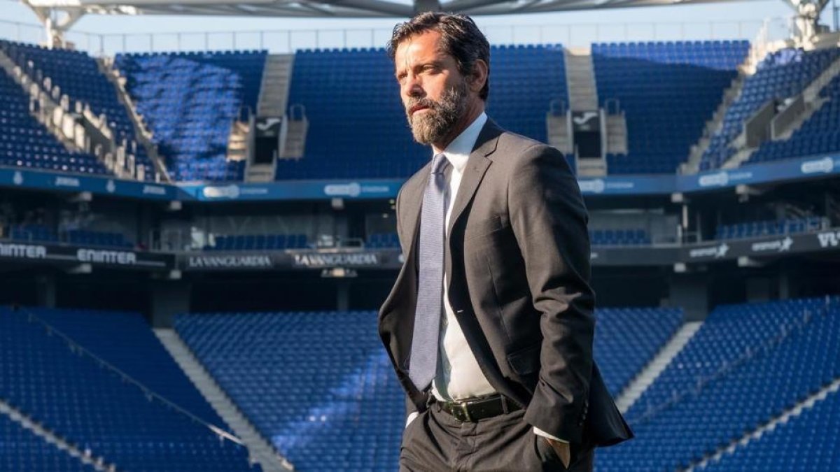 Quique Sánchez Flores luce la nueva equipación.