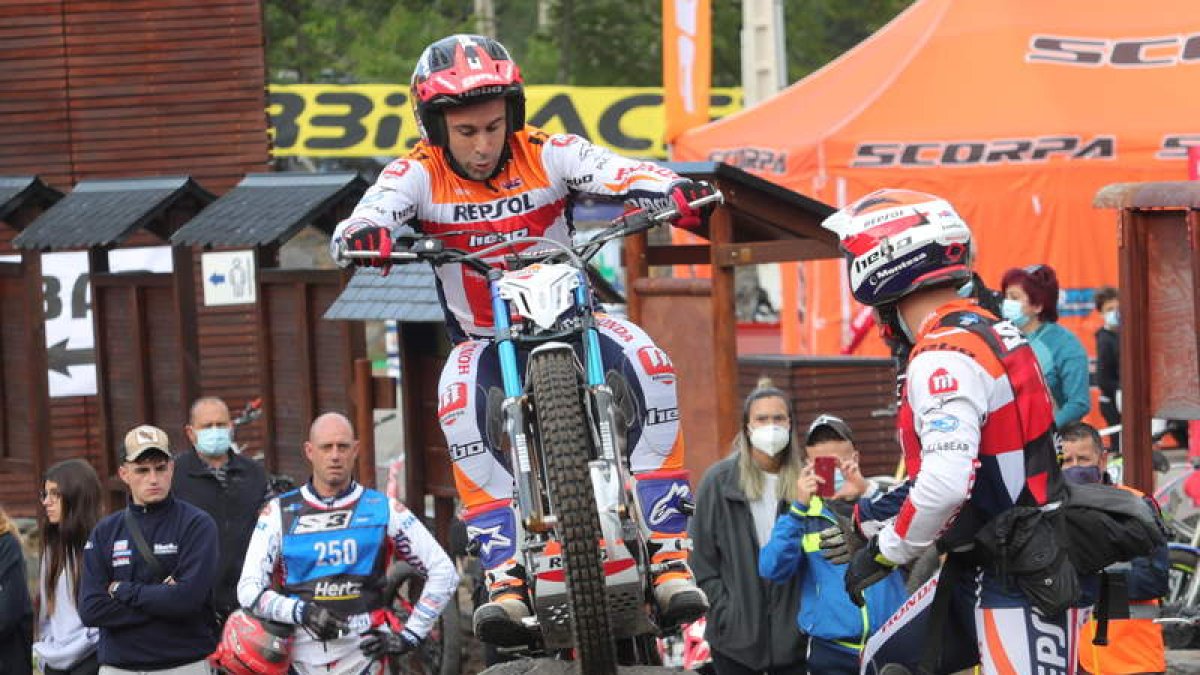 Toni Bou, a la izquierda, sumó un doblete en Pobladura de las Regueras que lo deja a un punto de un nuevo título mundial. ANA F. BARREDO