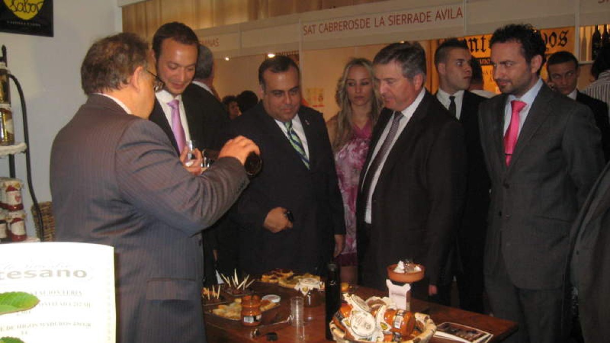 El viceministro de Panamá junto con el alcalde de Carracedelo, durante la visita a la feria.