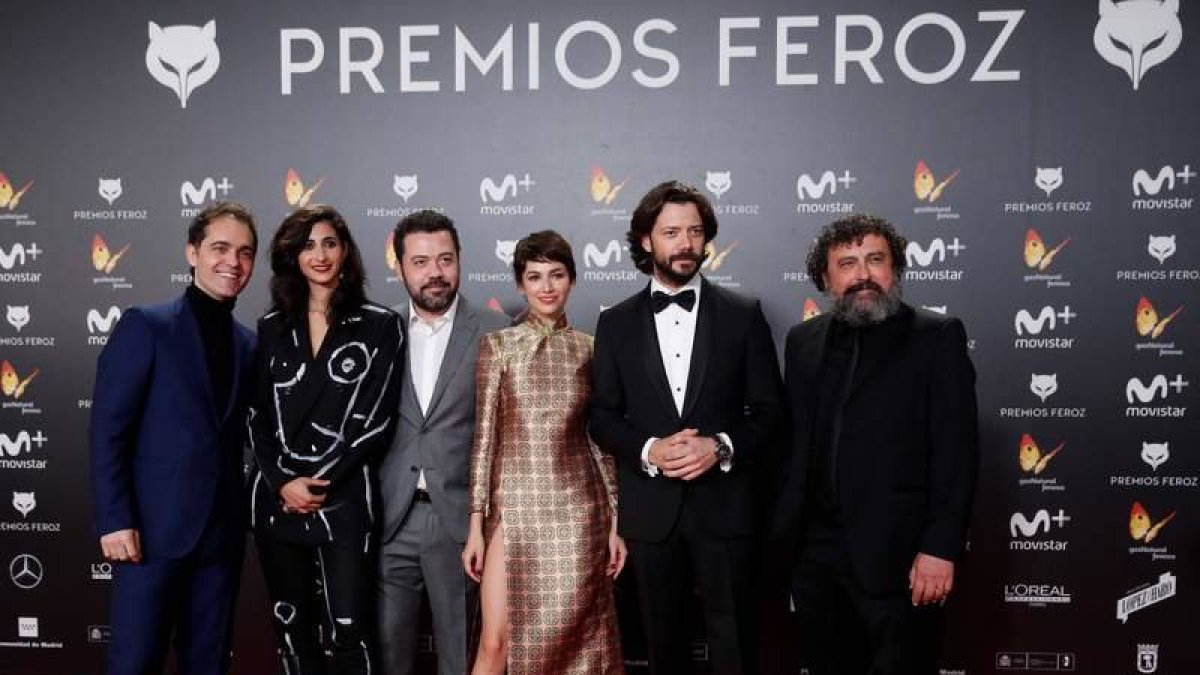 Lpos actores portagonistas de la serie 'La casa de papel' en los premios Feroz. EFE