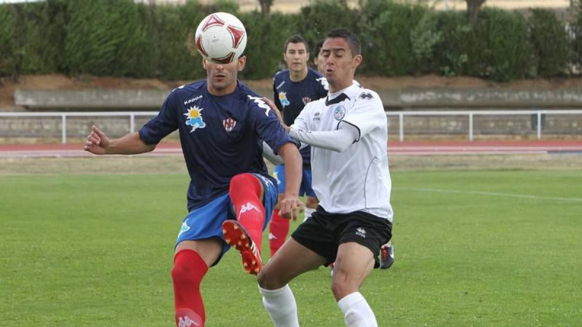 Roberto Puente, a la izquierda, se mostró muy activo todo el partido materializando dos goles en apenas tres minutos.