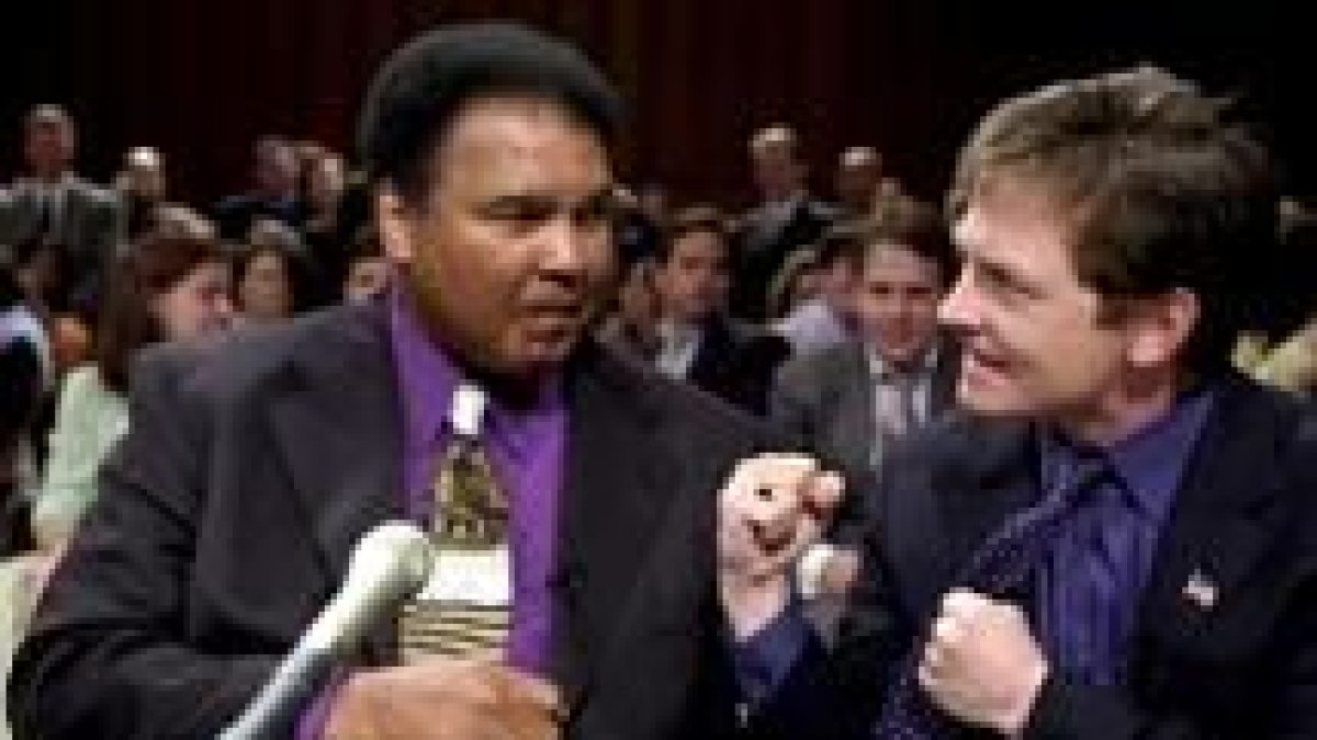 Michael J. Fox, a la derecha, junto con Mohamed Ali en una foto tomada hace un año