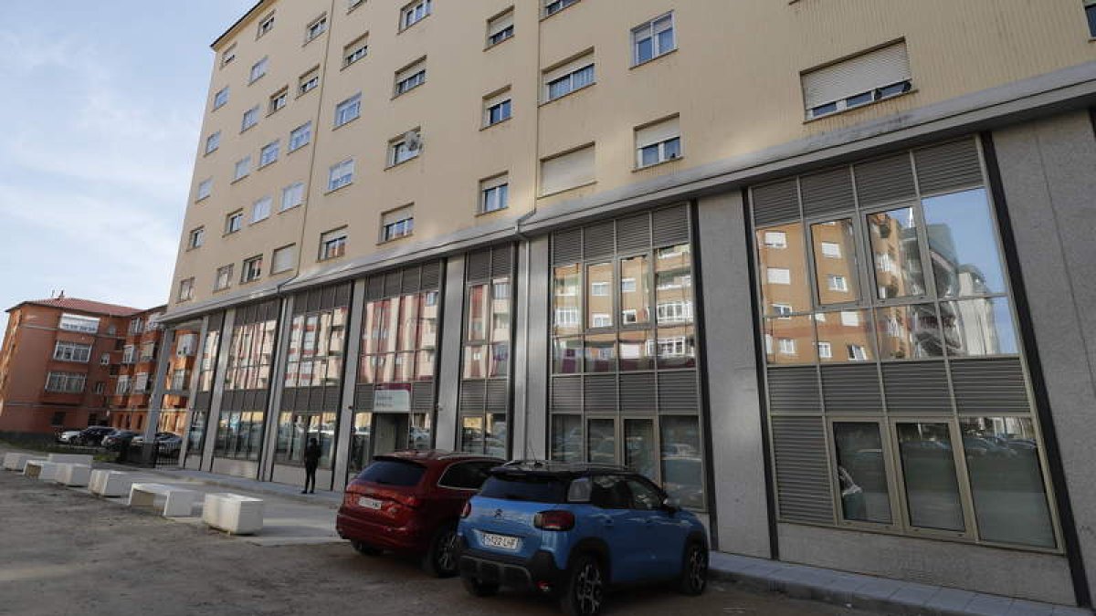 Los vecinos llevan quejándose del exceso de ruido del sistema térmico desde noviembre. RAMIRO