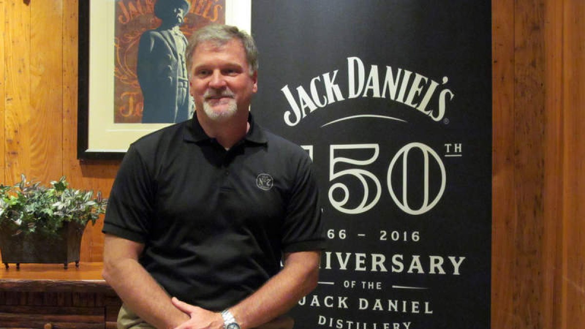 El actual máster de Jack Daniel’s, Jeff Arnett, posa en la destilería en Lynchburg, pequeño pueblo de Tennessee. JORGE MUÑIZ