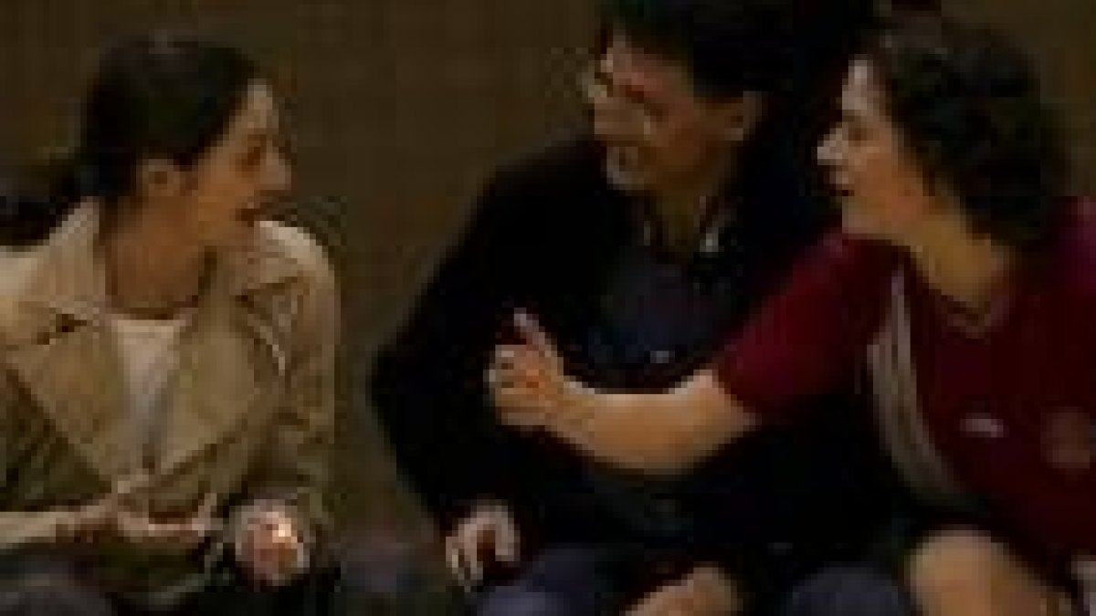 Arminda Moreno, a la izquierda, charlando con el fisioterapeuta y con la capitana del equipo