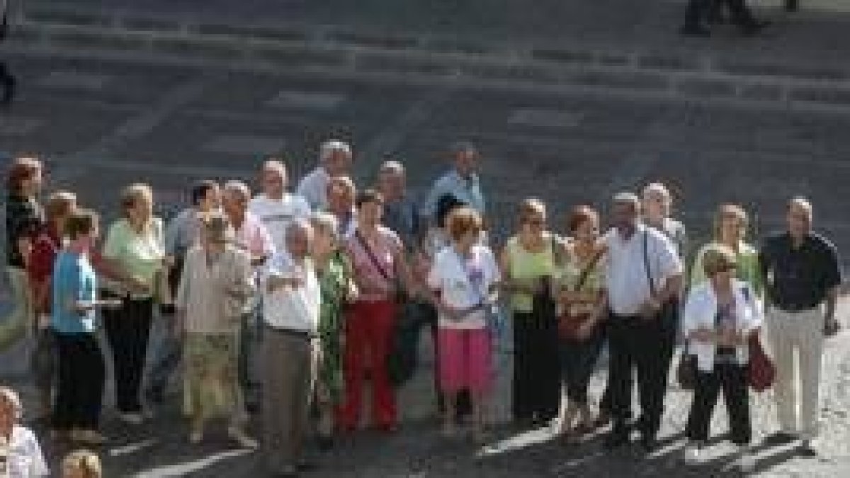 Cartel ante la chopera del polideportivo de Boñar