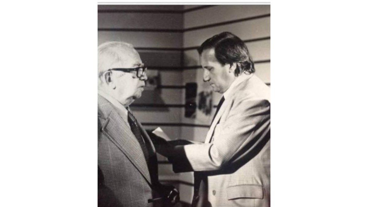 El periodista y escritor Carlos Vélez (a la derecha)