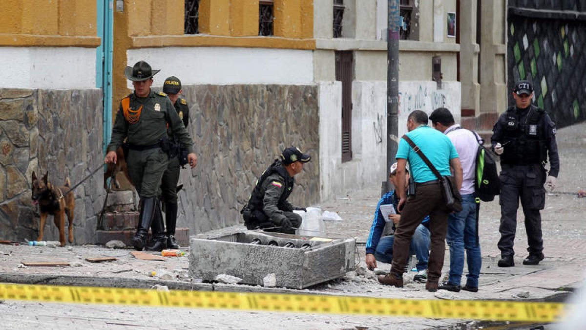 Miembros de la policía de Colombia examinan el lugar. L. MUÑOZ