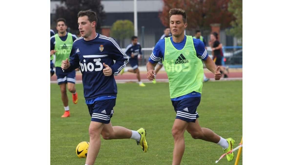 Castañeda (i) será titular en el lateral y Adán (d) vuelve a entrar en la convocatoria