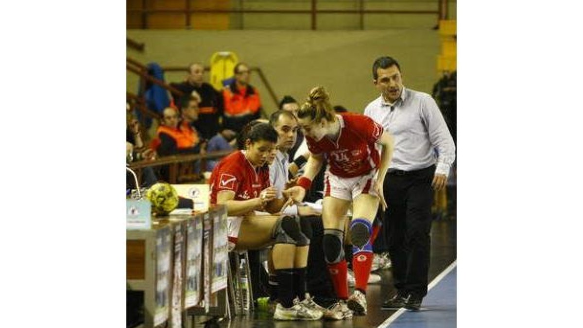 El técnico Diego Soto vivió intensamente el partido.