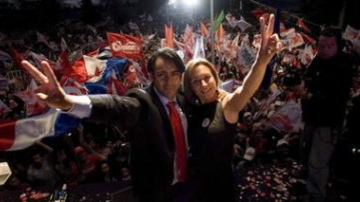 El candidato Marco Enríquez-Ominami y su esposa, en el acto de cierre de campaña.