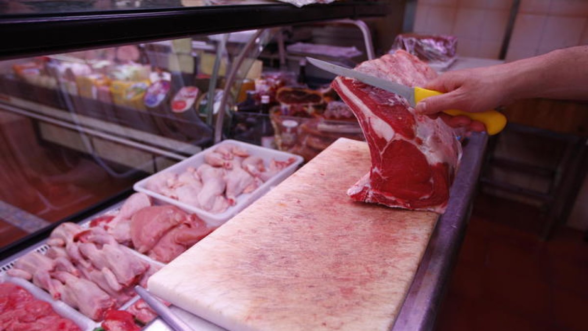 Una pieza de carne en un puesto del mercado, JESÚS F. SALVADORES