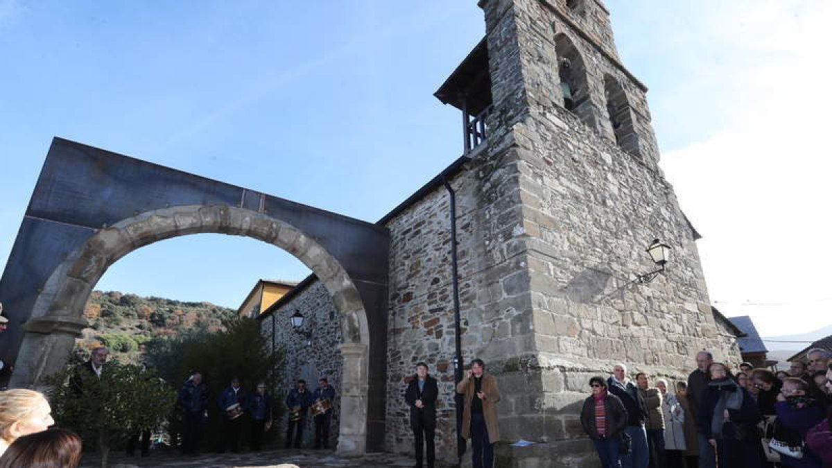 El arco reconstruido procedente de Santibáñez, luce desde ayer en Santa Marina de Torre. ANA F. BARREDO