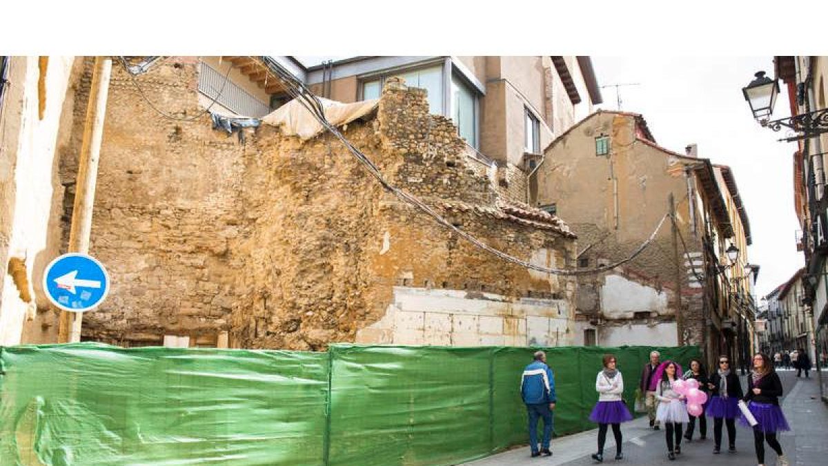 Solar de la calle Conde Rebolledo donde está encajonado y muy deteriorado uno de los cubos de la muralla. FERNANDO OTERO PERANDONES