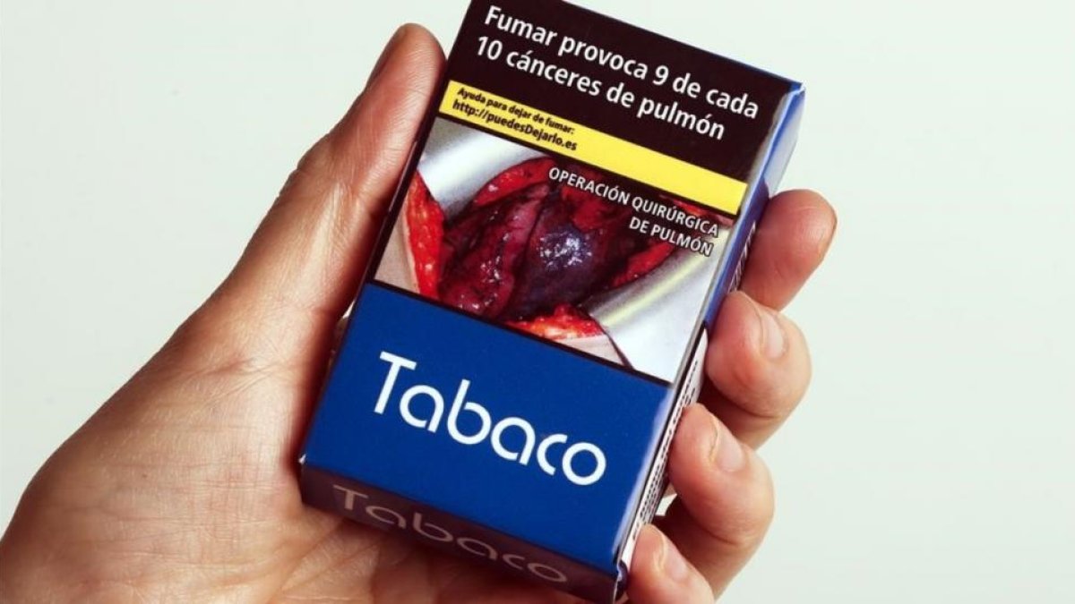 Tras las últimas restricciones, en España aún figura bien visible el nombre de la marca de tabaco en las cajetillas (