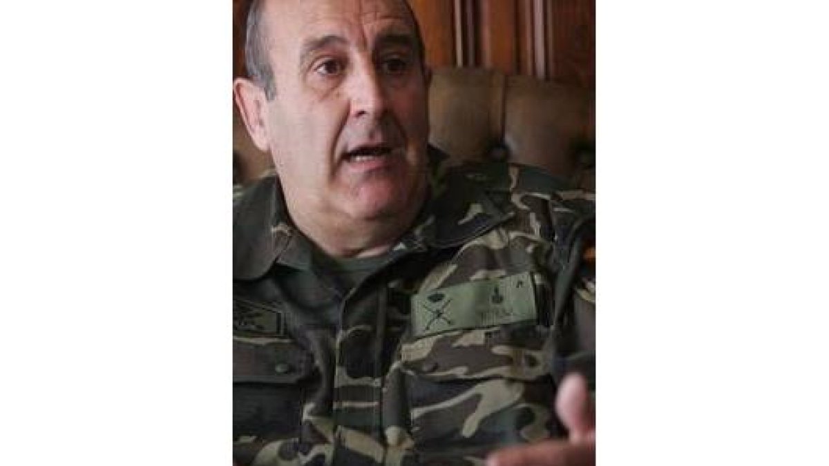 El general Buesa se expresa en un momento de la entrevista