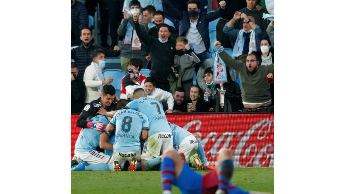 Los jugadores del Celta celebran el tercer gol, el del empate. SAS