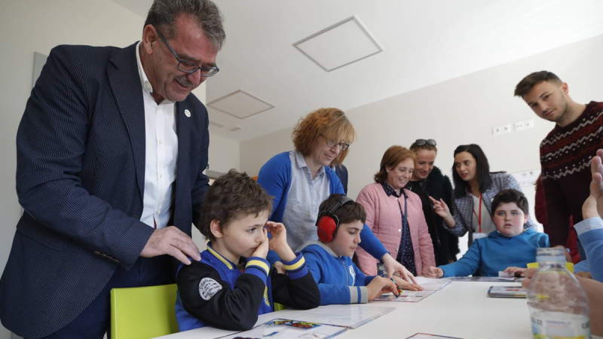 Alicia García y Silván con un grupo de niños. RAMIRO