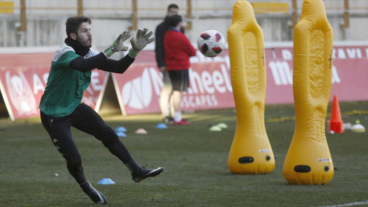 El guardameta Carlos Morales trabaja en cada uno de los entrenamientos de la Cultural para hacerse con la titularidad de la portería. FERNANDO OTERO