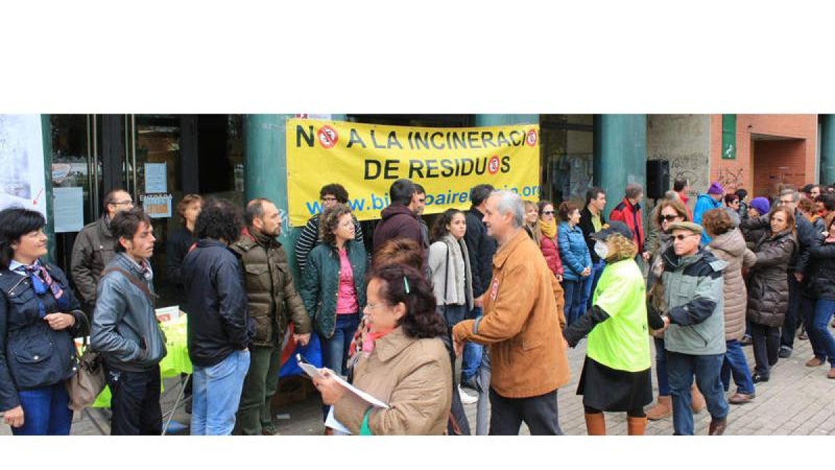 La cadena humana convocada para reclamar la modificación del plan de residuos consiguió dar la vuelta al edificio donde está ubicada la sede de la Junta en Ponferrada.
