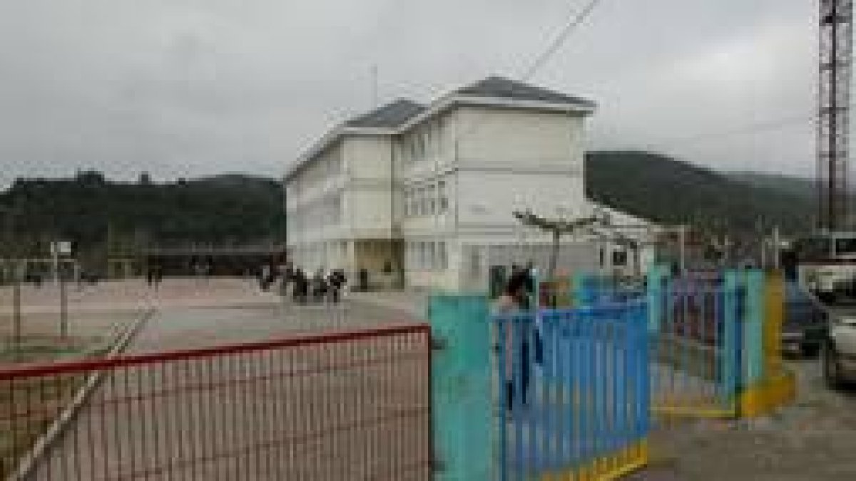 La imagen de archivo muestra la entrada y el colegio rural agrupado de Puente de Domingo Flórez