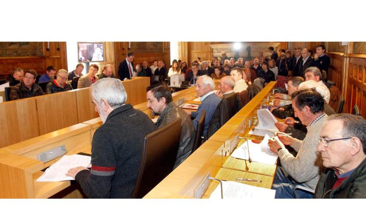 Los alcaldes se fueron turnando para firmar los convenios en el salón de plenos de la Diputación.
