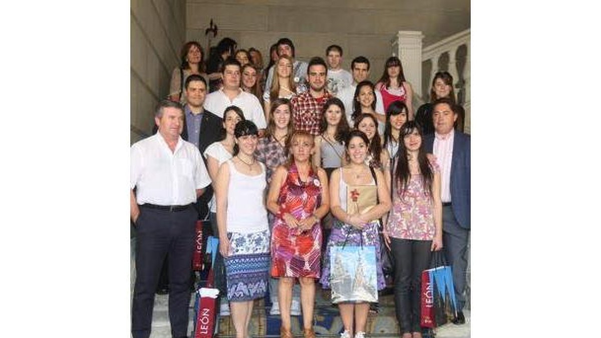 Los jóvenes argentino con la presidenta de la Diputación.