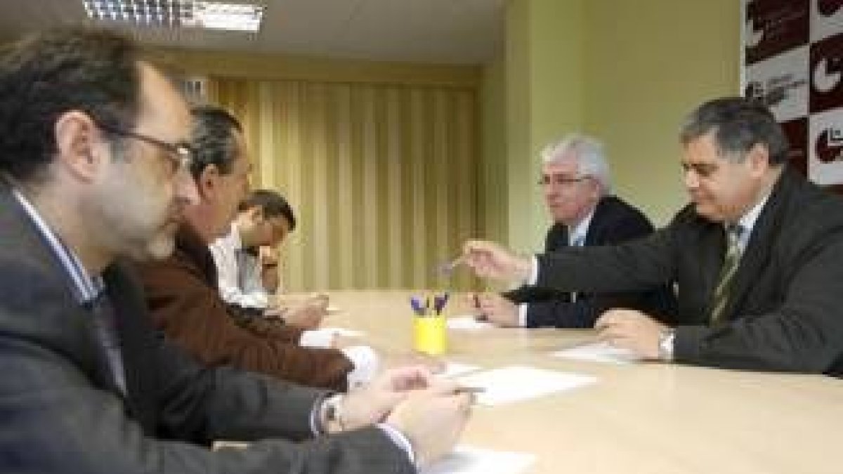 Miembros del CEL, junto a Hermida en la reunión de ayer