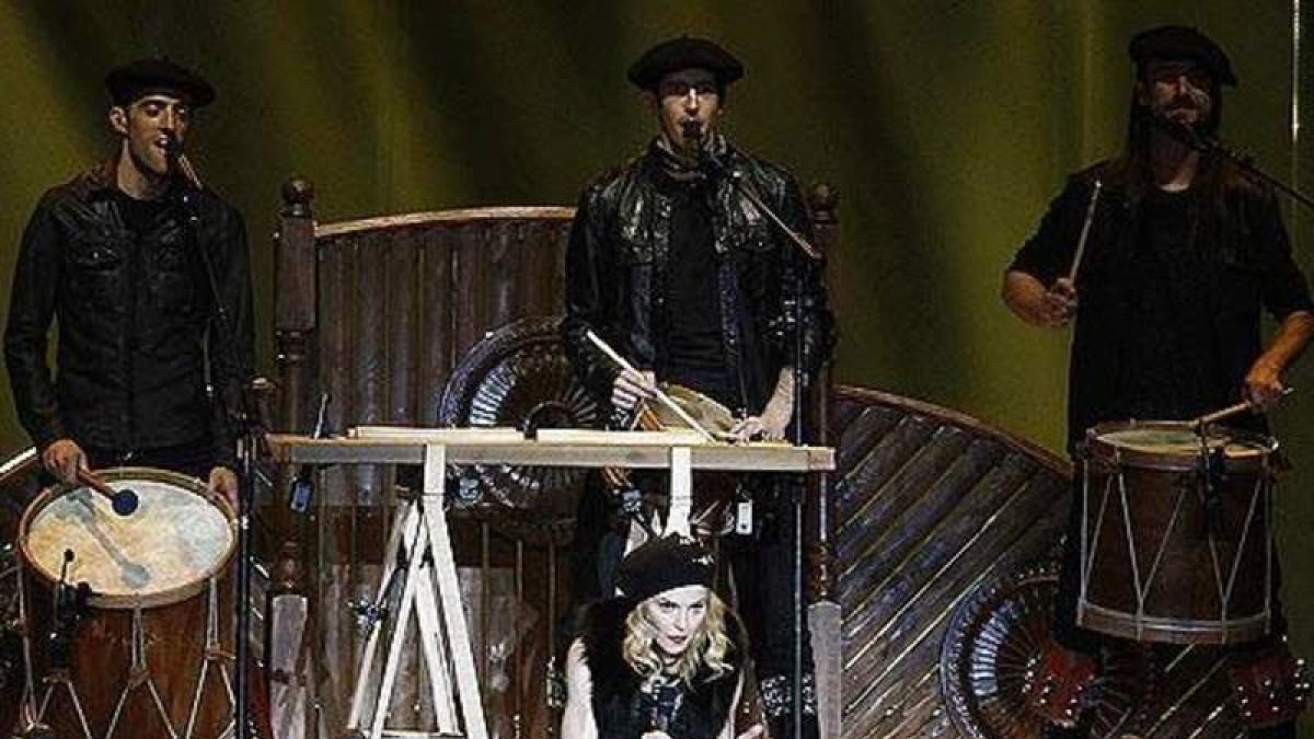 Madonna, junto al grupo Kalanka en Tel Aviv.