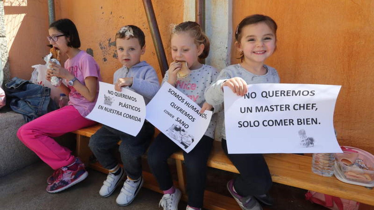 Cuatro alumnos de Ponferrada, en una de las protestas del pasado curso escolar. L. DE LA MATA