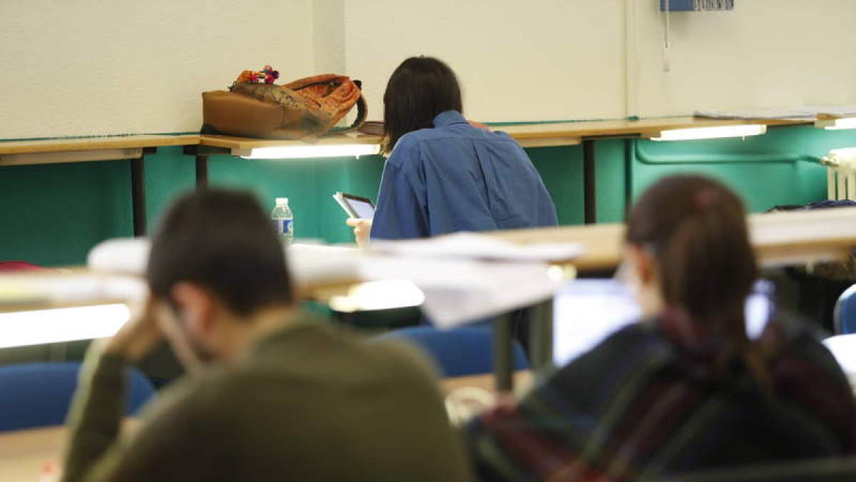 Estudiantes en la biblioteca que tiene la Universidad de León en El Albéitar. ARCHIVO