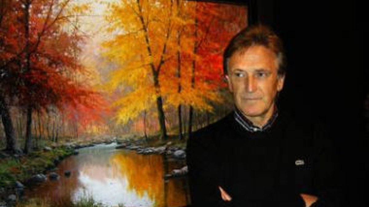 El artista Miguel Peidro posa junto a una de las obras que expone en la galería Bernesga.