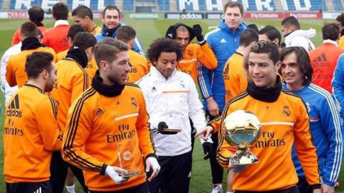 Cristiano Ronaldo muestra a Sergio Ramos y al resto de la plantilla el ‘Balón de Oro’.