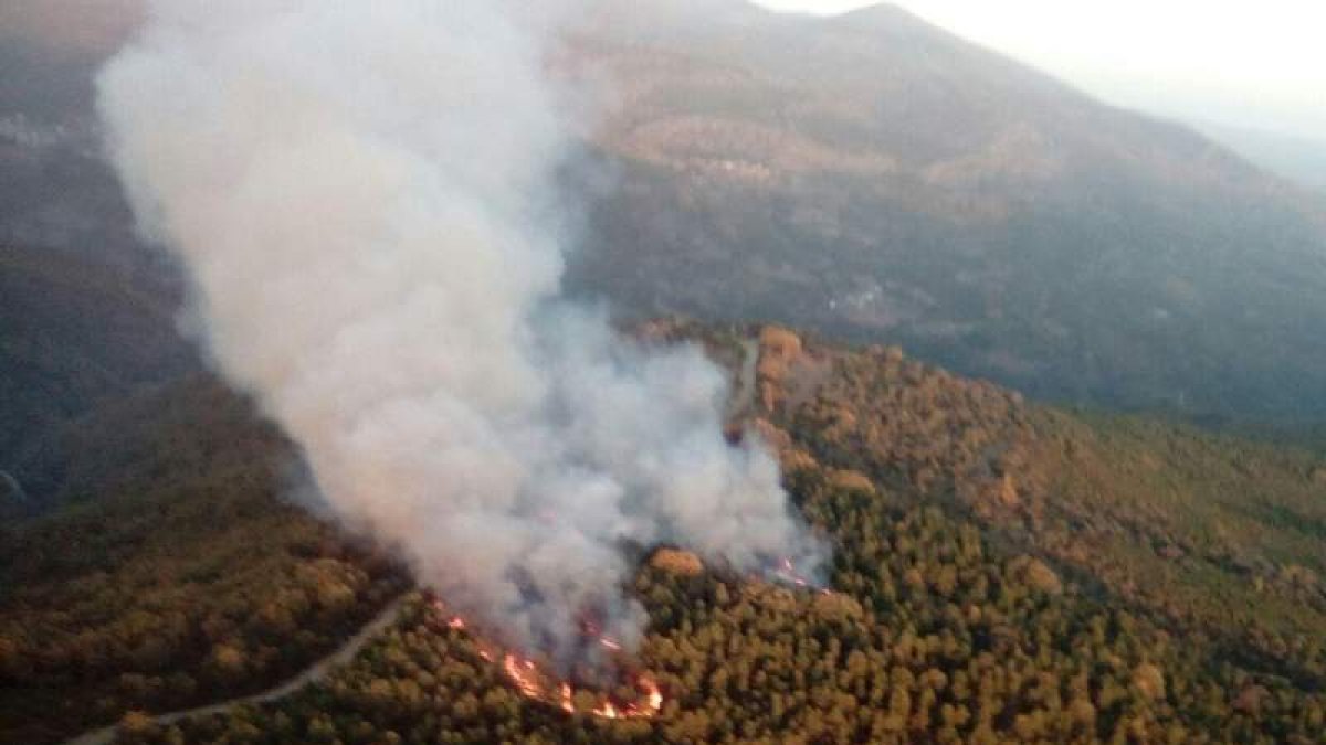 Vista del incendio de Langre desde el helicóptero de las brigadas. BRIF TABUYO