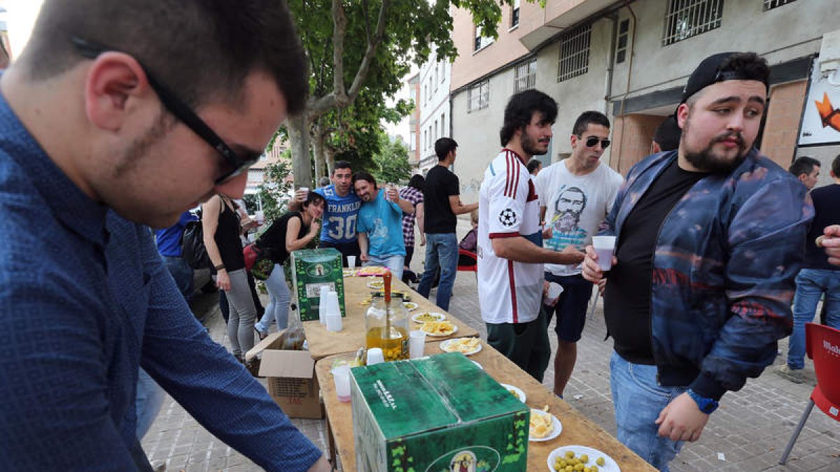 Los bares de Flores del Sil tuvieron ayer al vino clarete como protagonista de sus barras.