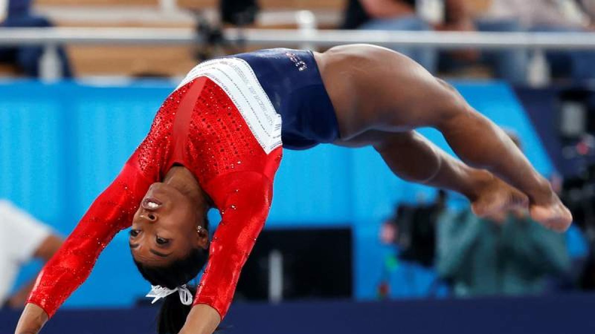 Biles abandonó después de su salto en el potro. HOW HWEE YOUNG