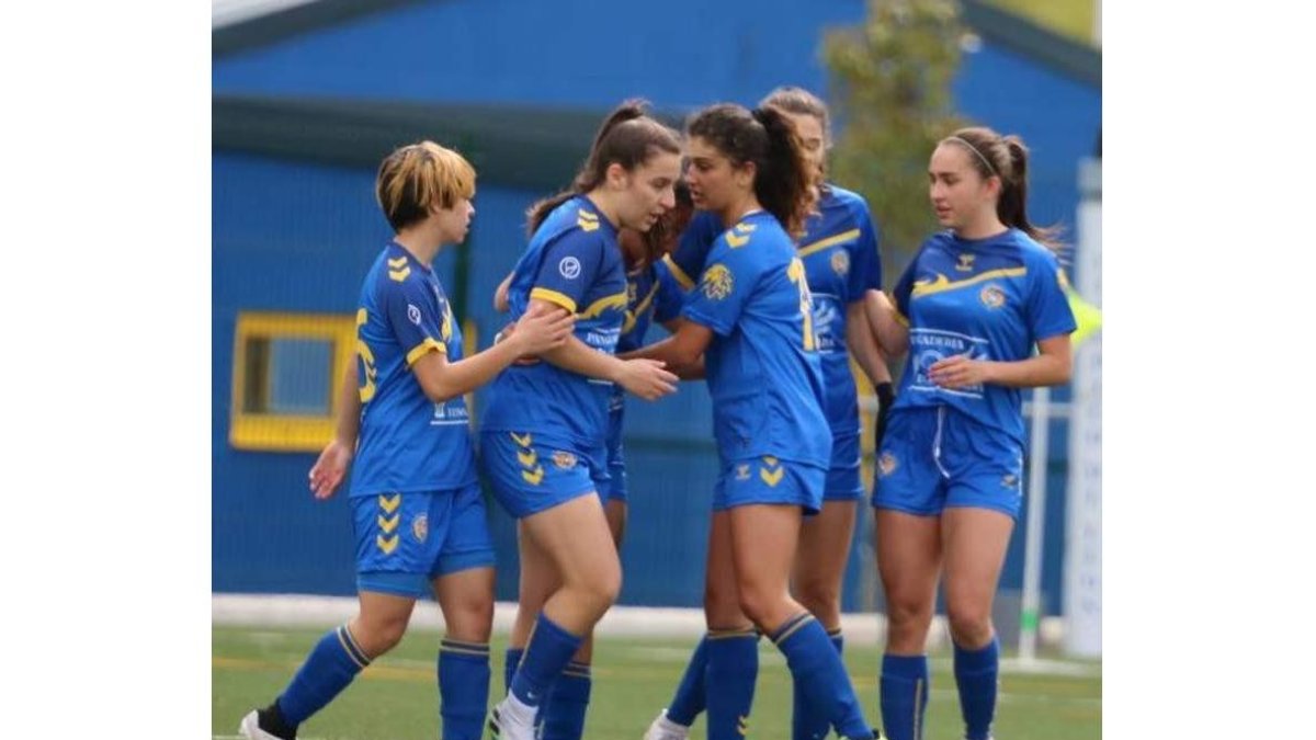Las jugadoras leonesas celebran uno de sus siete goles. DL