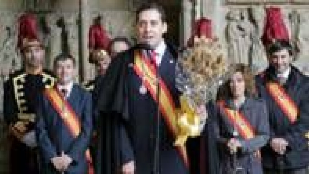 Un ramo de cardos fue el regalo del síndico municipal al catedralico