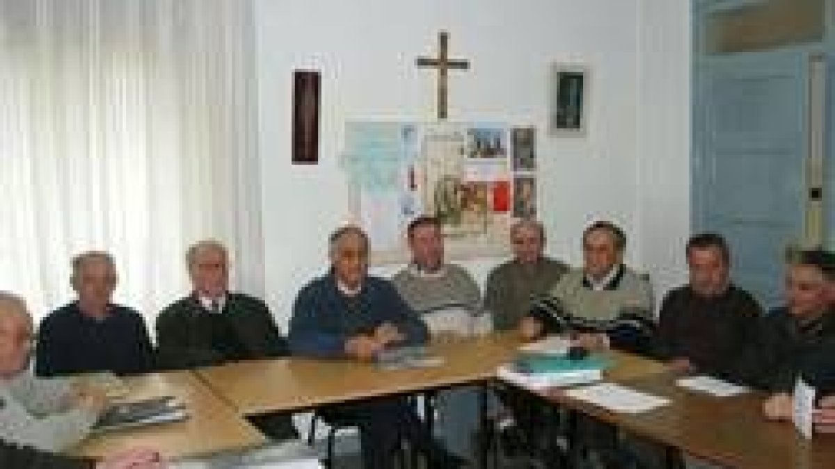 Los sacerdotes del Arciprestazgo Ribesla-Cea se reunieron ayer en Cistierna para analizar la comarca