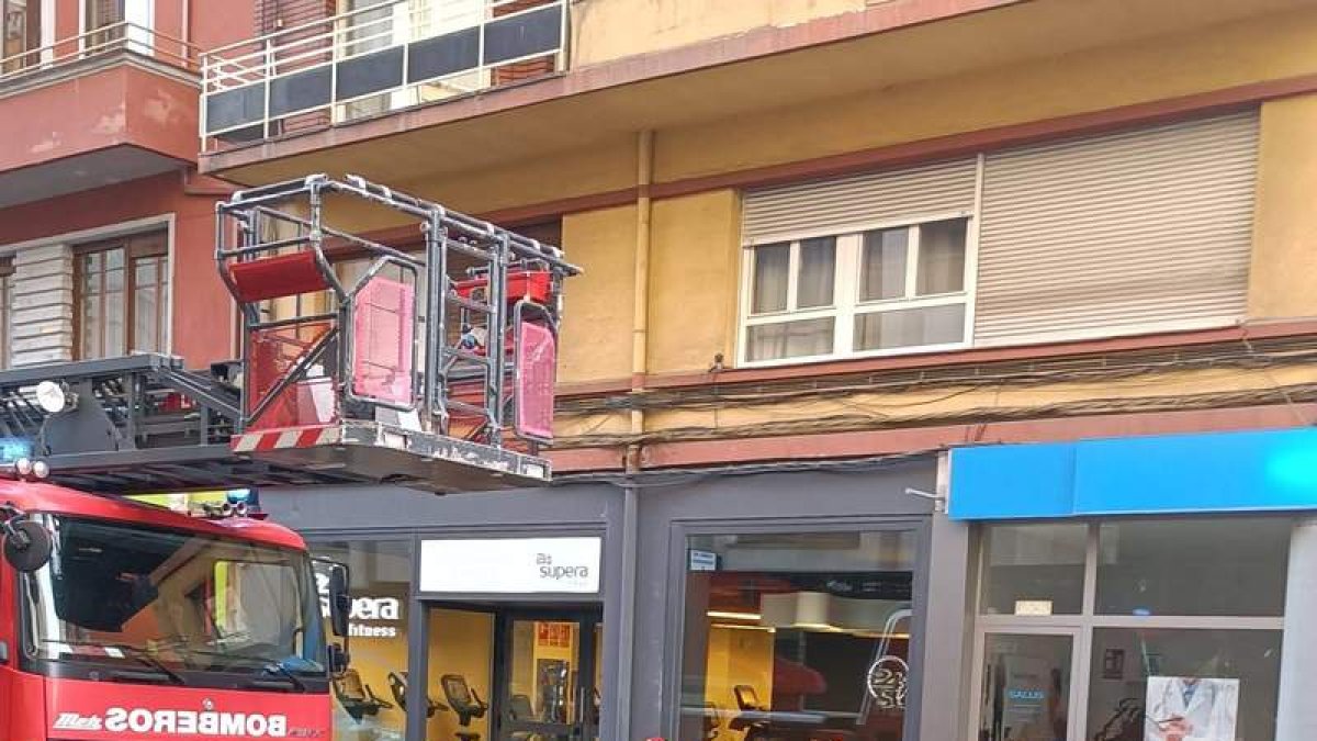 El edificio afectado tiene gran parte de su fachada por Padre Isla, con portal en Joaquín Costa 1. DL