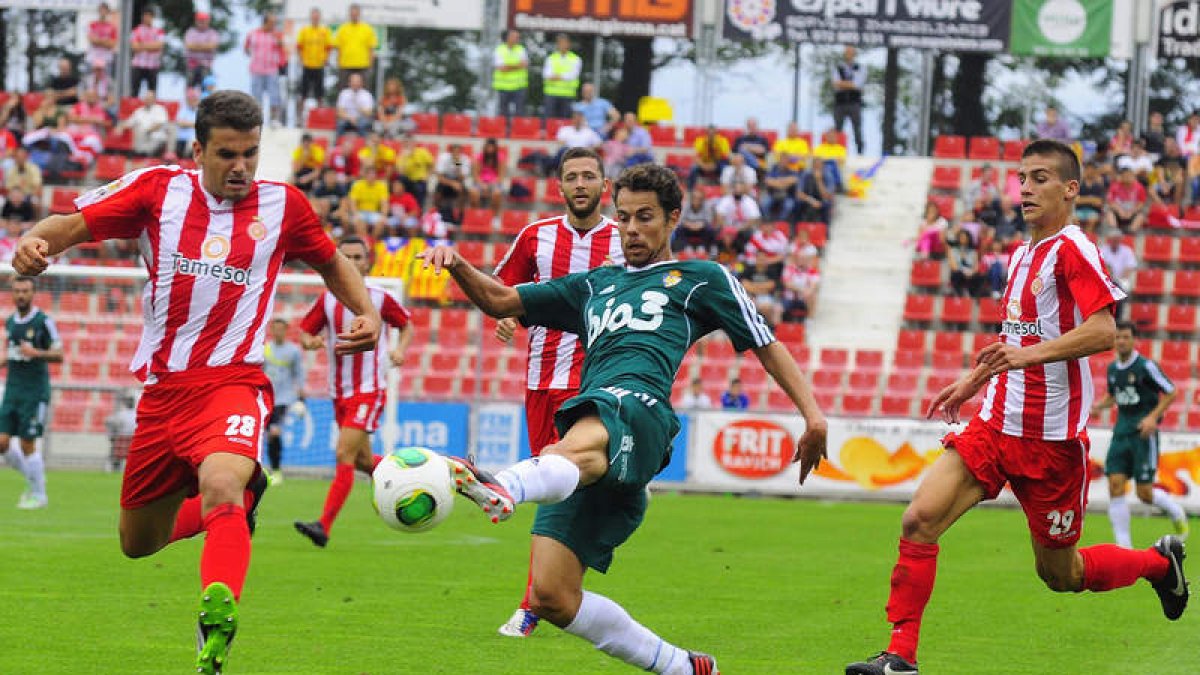 El deportivista Marquitos trata de superar a Carles Mas en una acción del choque copero disputado ayer en Montilivi.