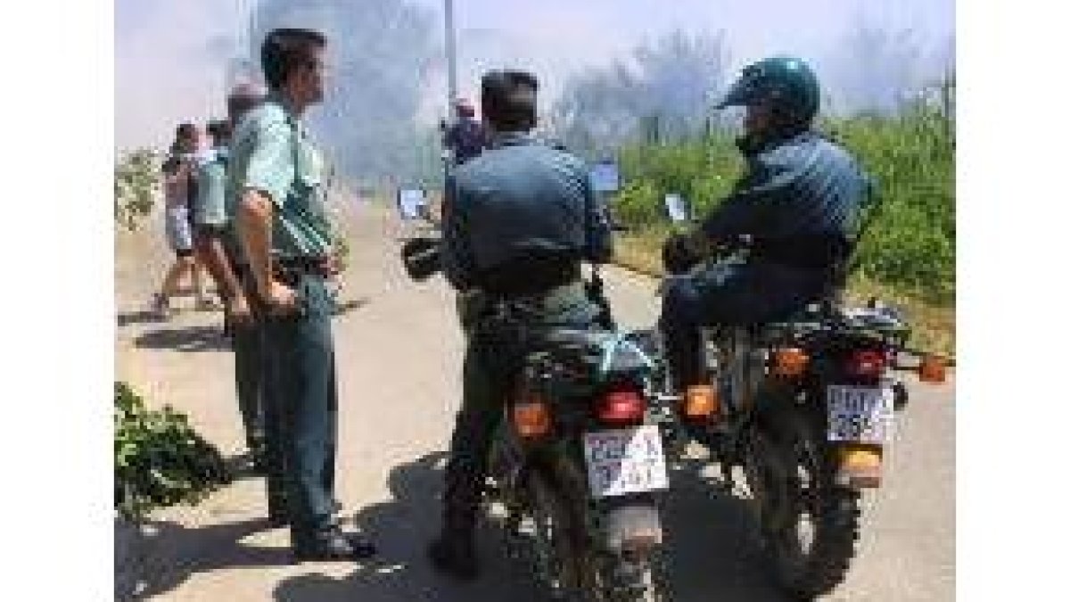 Agentes del Seprona intervienen en un incendio forestal