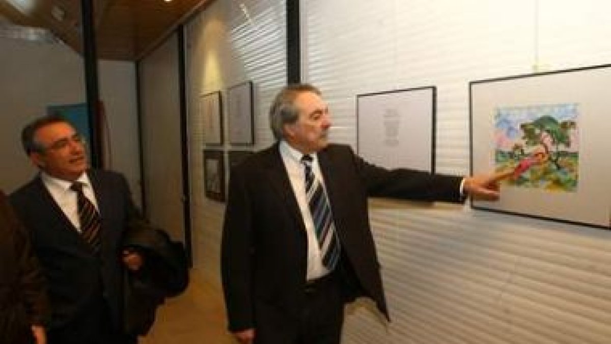 Carlos Álvarez, de la Fundación Caixa Galicia, y el alcalde de Camponaraya, Antonio Canedo