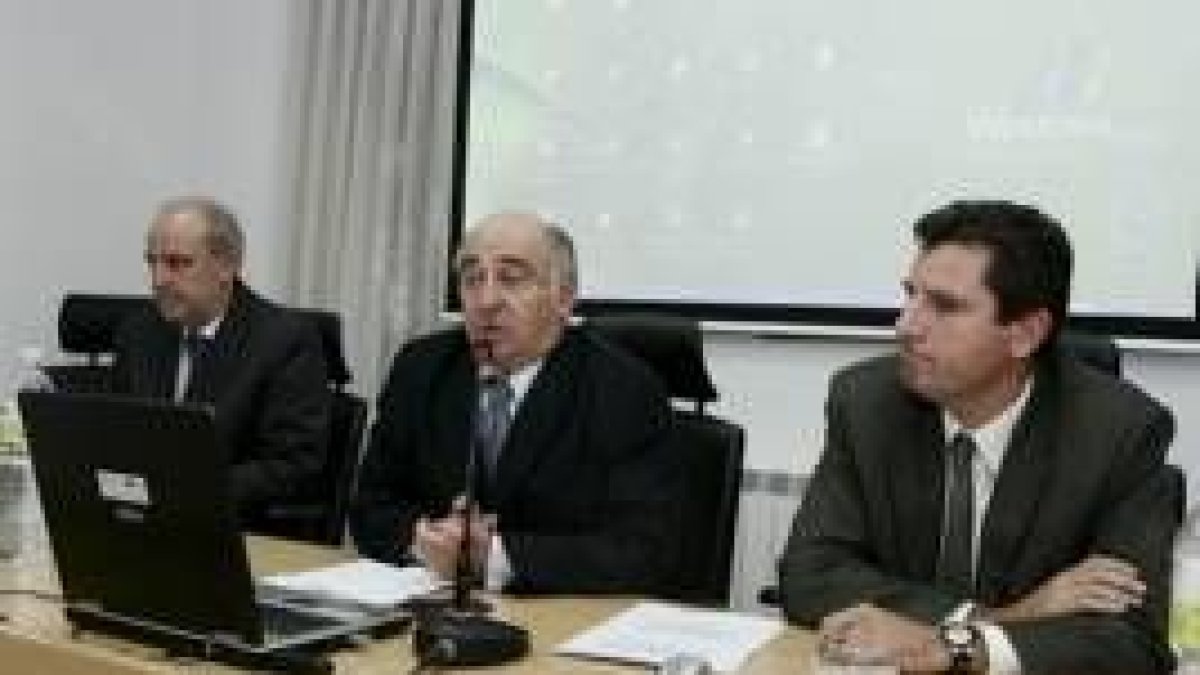 Juan Ibáñez, Manuel Lamelas y Enrique Maciñeira, durante la presentación anoche de la oferta