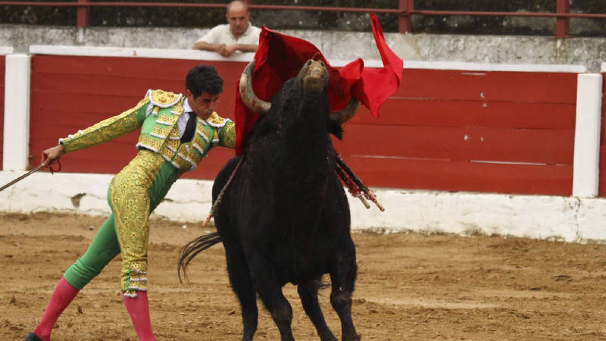El diestro gaditano Víctor Janeiro fue el cabeza de cartel en la tarde de toros en la plaza de Astorga.