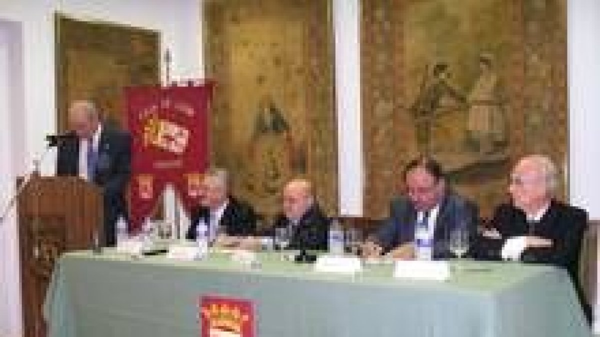Imagen de la lectura del discurso de Cándido Alonso en la Casa de León