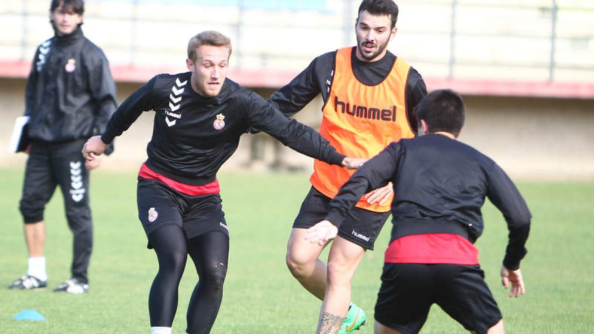 Aketxe, de frente, es la principal baza ofensiva del equipo leonés. SECUNDINO PÉREZ
