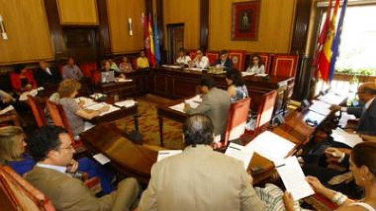 Imagen de archivo de uno de los Plenos en el Ayuntamiento de León.