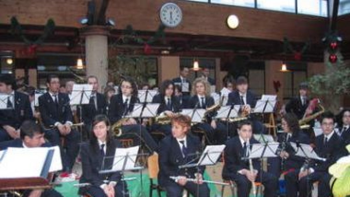 Los miembros de la banda paramesa, en la plaza de la residencia